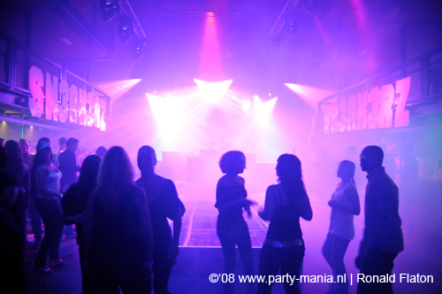 081102_001_sneakerz_partymania