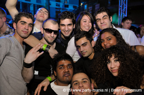 090220_077_connected_partymania