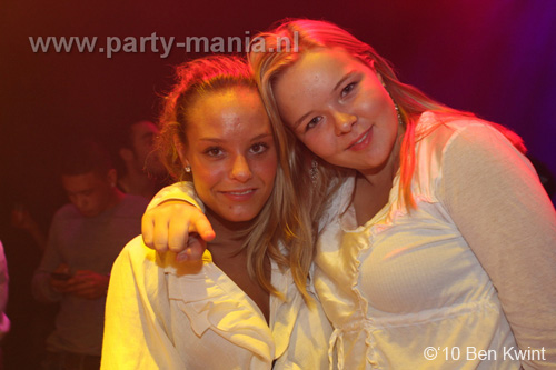 100930_018_happy_student_partymania