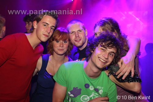 100930_023_happy_student_partymania