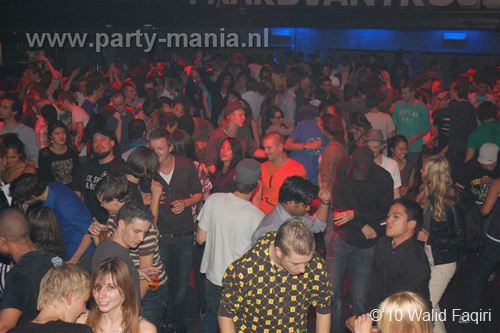 100930_031_happy_student_partymania