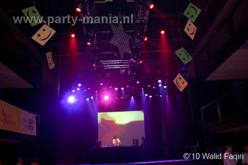 100930_039_happy_student_partymania
