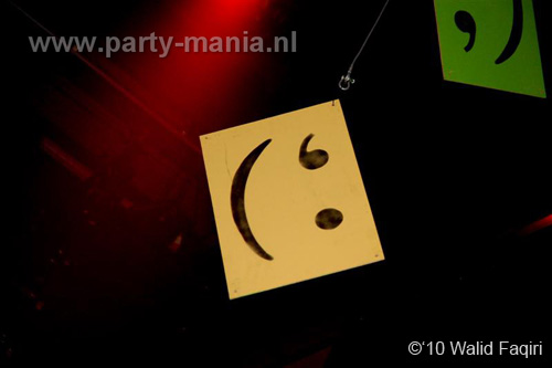 100930_040_happy_student_partymania