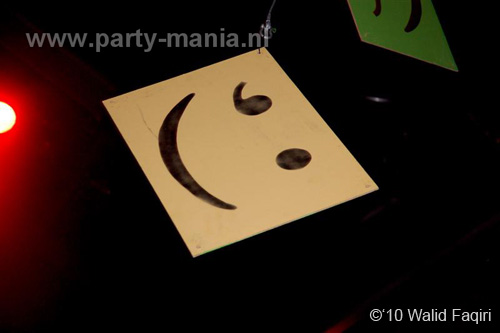 100930_041_happy_student_partymania