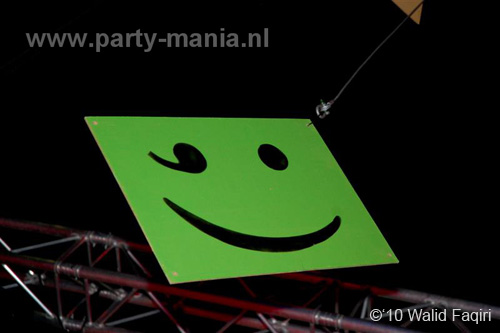 100930_042_happy_student_partymania