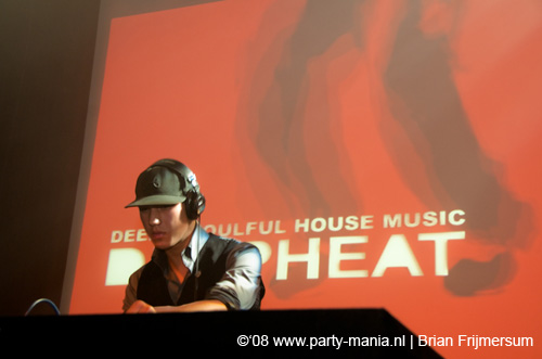 081226_021_housequake_partymania