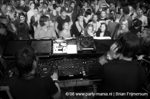 081226_066_housequake_partymania