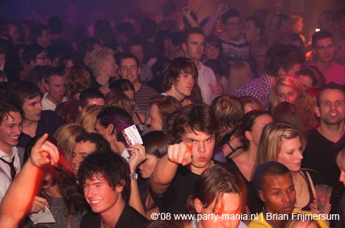 081226_096_housequake_partymania