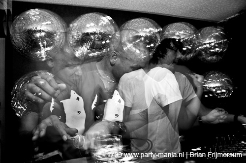 090110_021_square_partymania