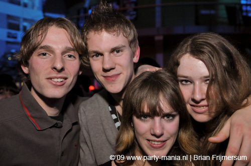 090220_092_connected_partymania