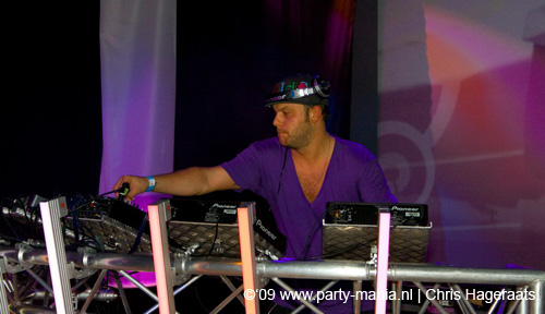 090220_067_connected_partymania