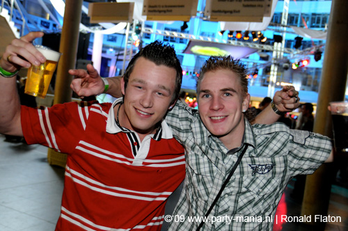 090220_063_connected_partymania