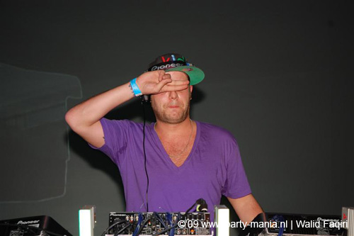 090220_065_connected_partymania
