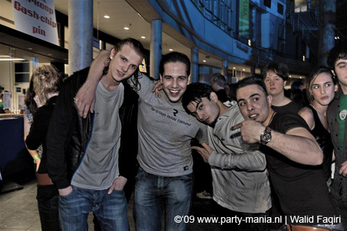 090220_070_connected_partymania