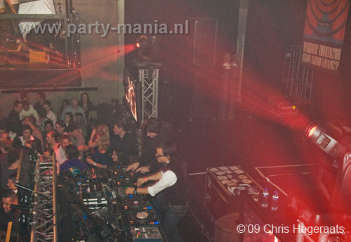 091225_038_housequake_partymania