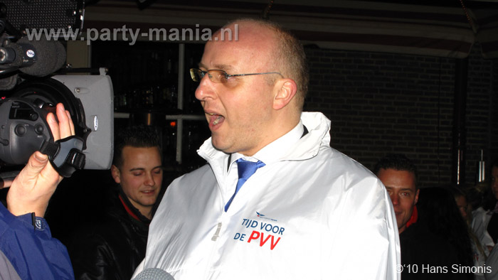 100302_014_vekiezingsnach_denhaag_hans_partymania