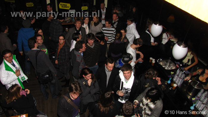 100302_037_vekiezingsnach_denhaag_hans_partymania