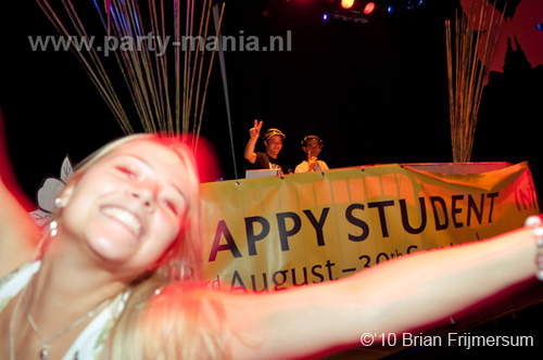 100826_000_happy_student_partymania