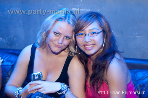 100826_005_happy_student_partymania