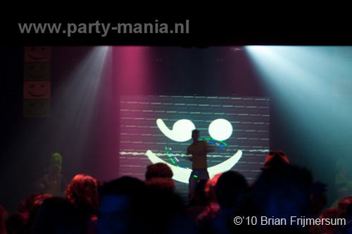 100826_012_happy_student_partymania