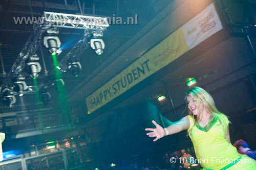 100826_018_happy_student_partymania