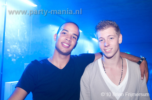 100826_022_happy_student_partymania