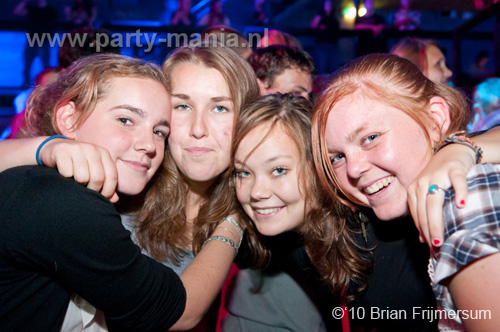 100826_029_happy_student_partymania