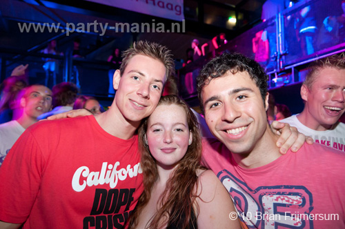 100826_031_happy_student_partymania