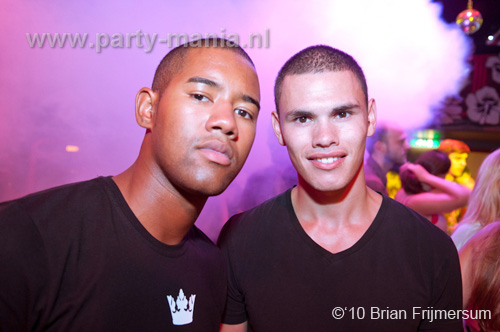 100826_037_happy_student_partymania