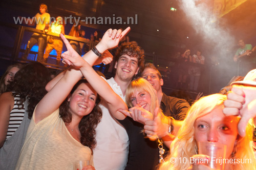 100826_049_happy_student_partymania