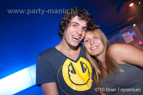 100826_053_happy_student_partymania