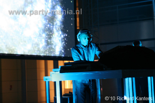 100924_041_todaysart_partymania