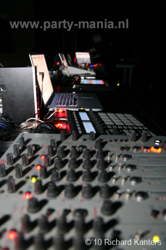 100924_108_todaysart_partymania