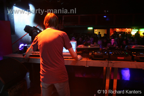 100924_121_todaysart_partymania