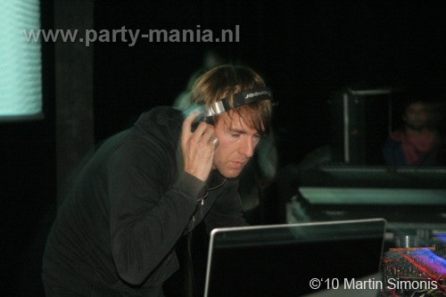 100924_093_todaysart_partymania