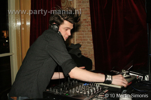 100924_143_todaysart_partymania