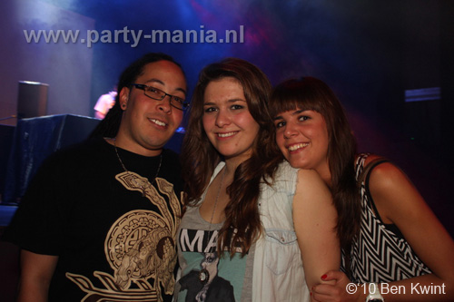 100930_003_happy_student_partymania