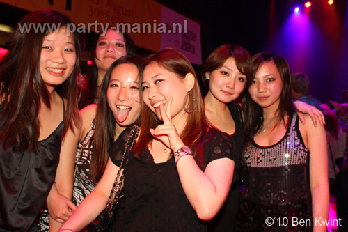 100930_006_happy_student_partymania