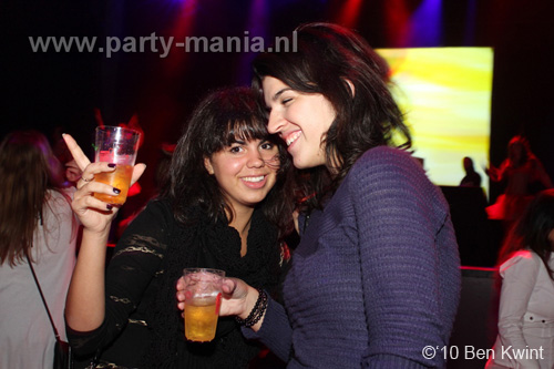 100930_008_happy_student_partymania