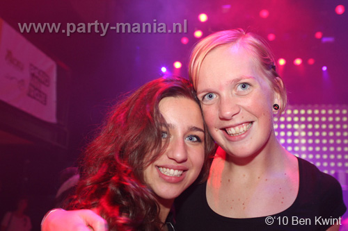 100930_011_happy_student_partymania