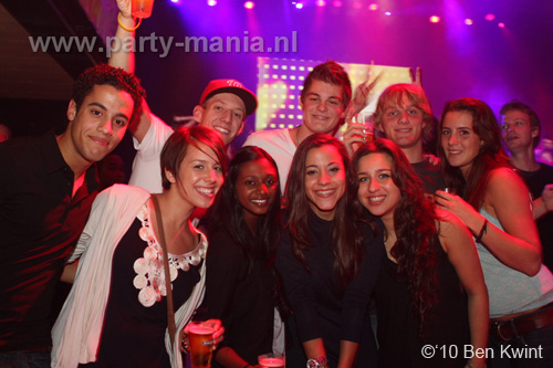 100930_012_happy_student_partymania