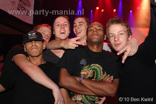 100930_013_happy_student_partymania