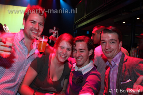 100930_016_happy_student_partymania