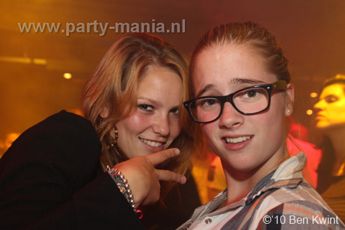 100930_017_happy_student_partymania