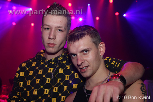 100930_020_happy_student_partymania