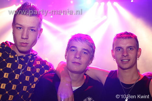 100930_021_happy_student_partymania