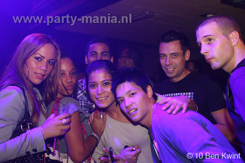 100930_022_happy_student_partymania