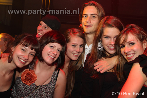 100930_036_happy_student_partymania