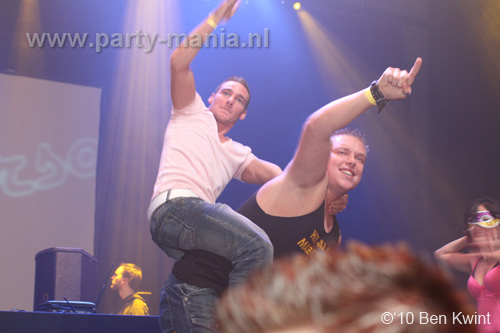 100930_037_happy_student_partymania