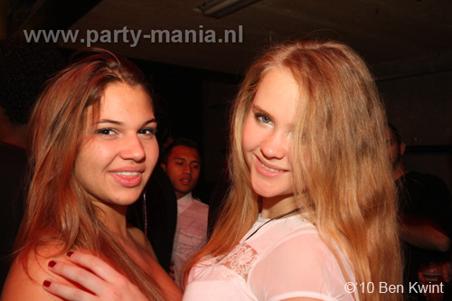 100930_040_happy_student_partymania